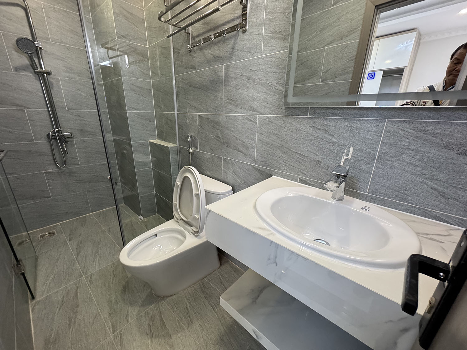 Nhà phố mới 100%, DTKV: 4mx12,5m, vuông, 4 tầng, full nội thất, hẻm xe hơi khu Vip NGUYỄN VĂN TRỖI